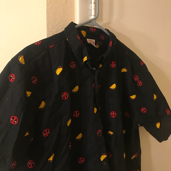Three short sleeve large button up tees - Picture 4 of 4